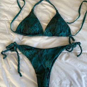 Snakeskin 🐍 print bikini